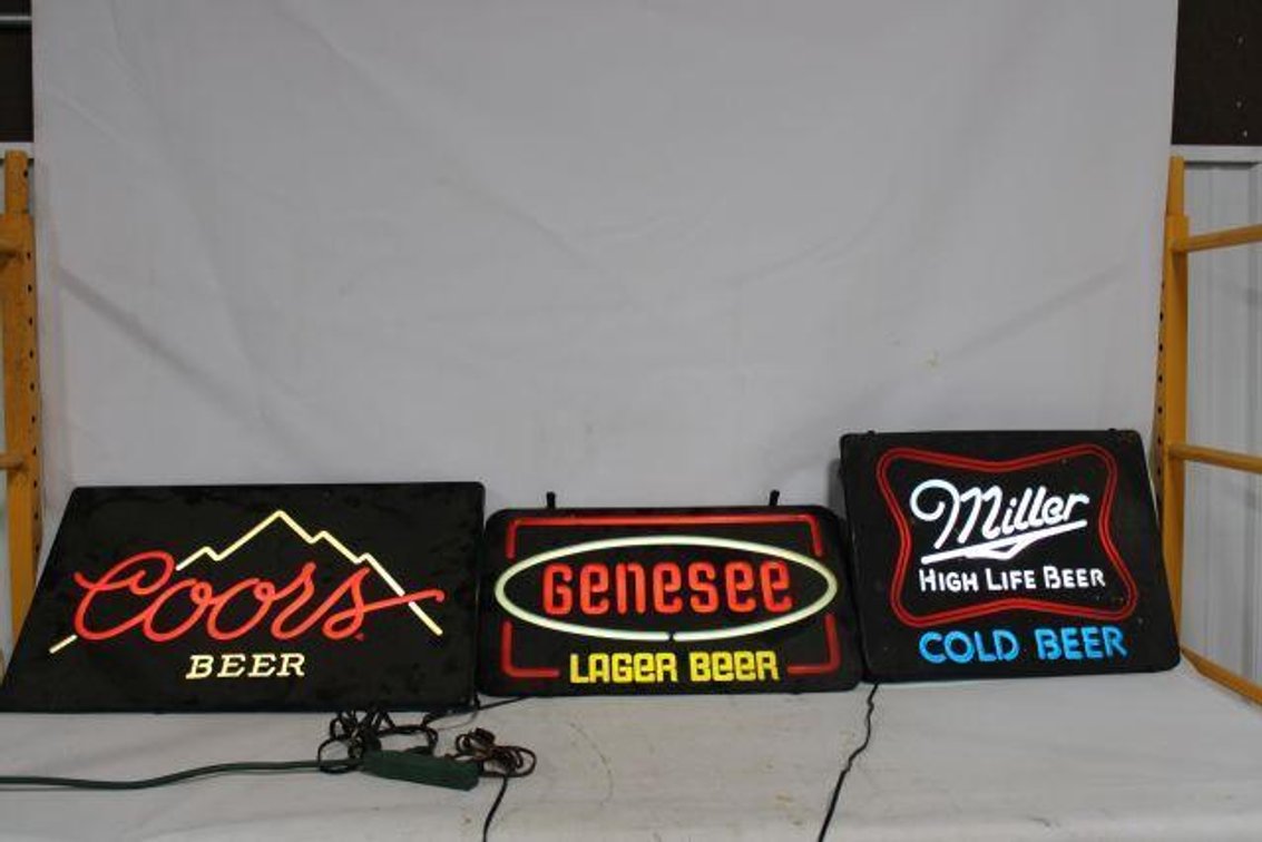 VINTAGE LIGHT UP BEER SIGNS 