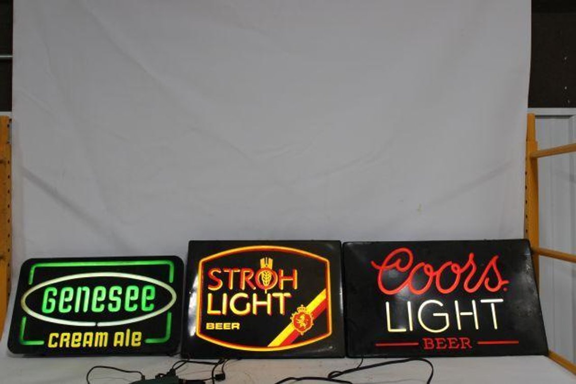 VINTAGE LIGHT UP BEER SIGNS 