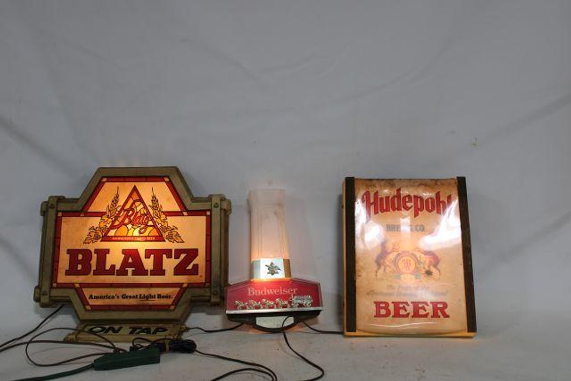 VINTAGE LIGHT UP BEER SIGNS 