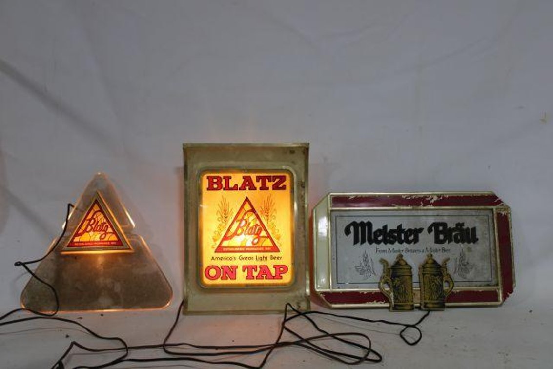 VINTAGE LIGHT UP BEER SIGNS 