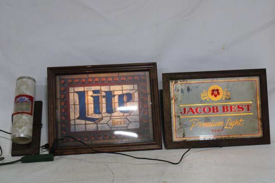 VINTAGE LIGHT UP BEER SIGNS