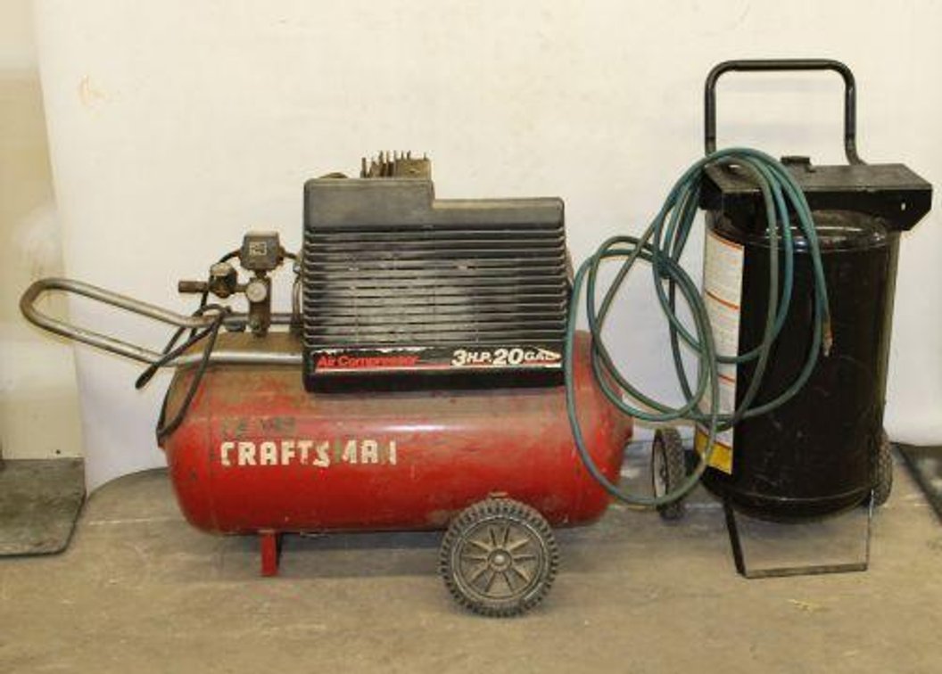 CRAFTSMAN AIR COMPRESSOR W/ AIR TANK