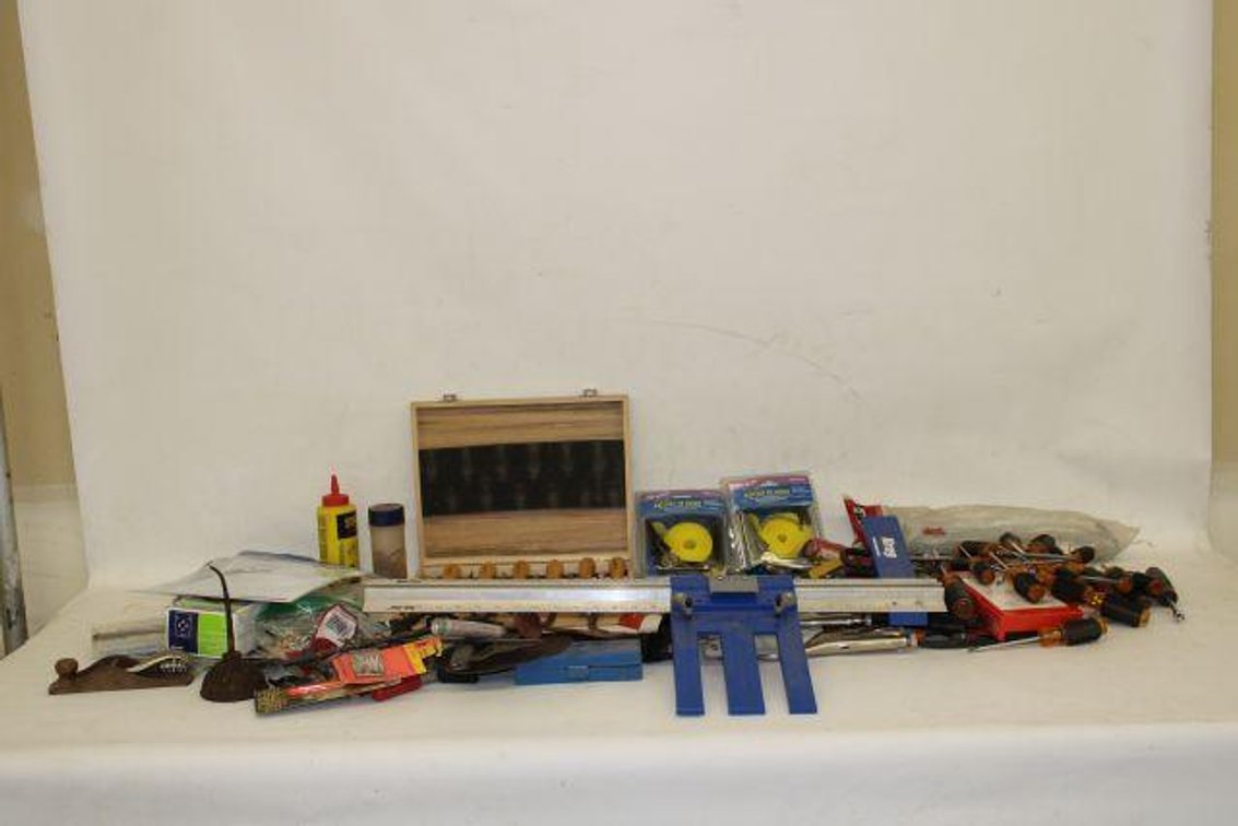 LARGE LOT OF SCREW DRIVERS, SNIPS, RATCHET STRAPS, ETC