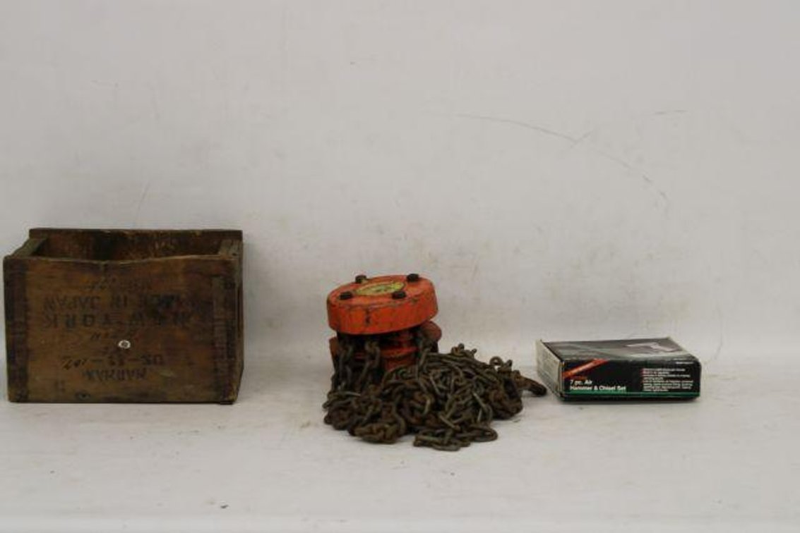 1/2 TON CHAIN HOIST AND AIR HAMMER W/ CHISELS SET