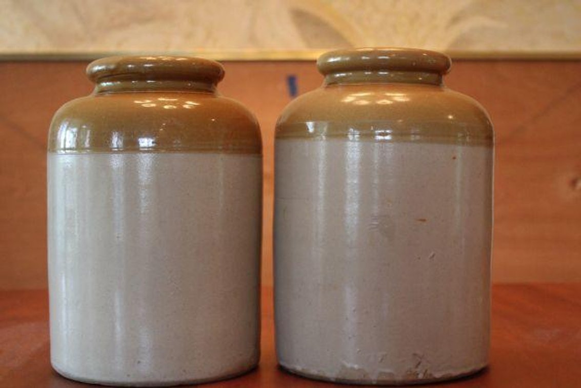 SET OF CROCKS