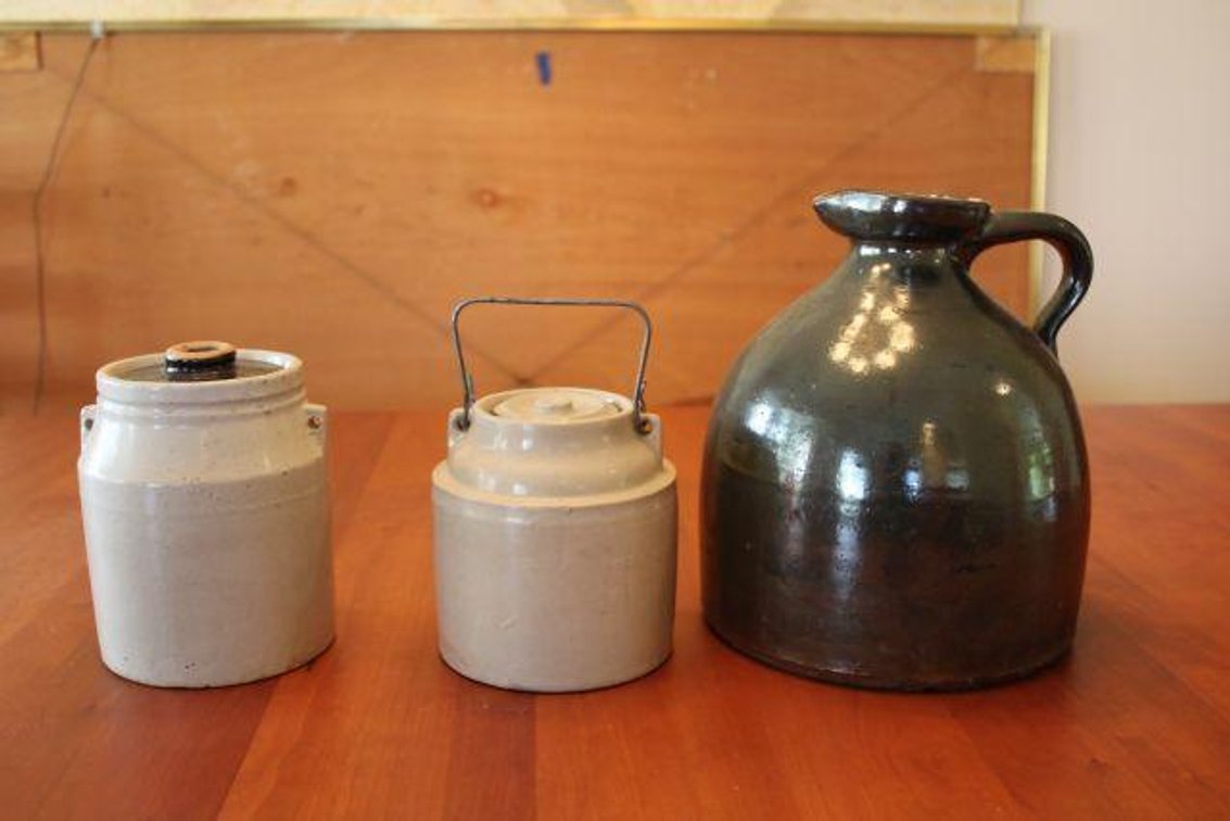VARIOUS CROCK DECOR 