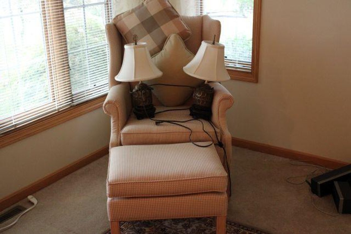 CHAIR W/ OTTOMAN, LAMPS, RUG, THROW PILLOWS
