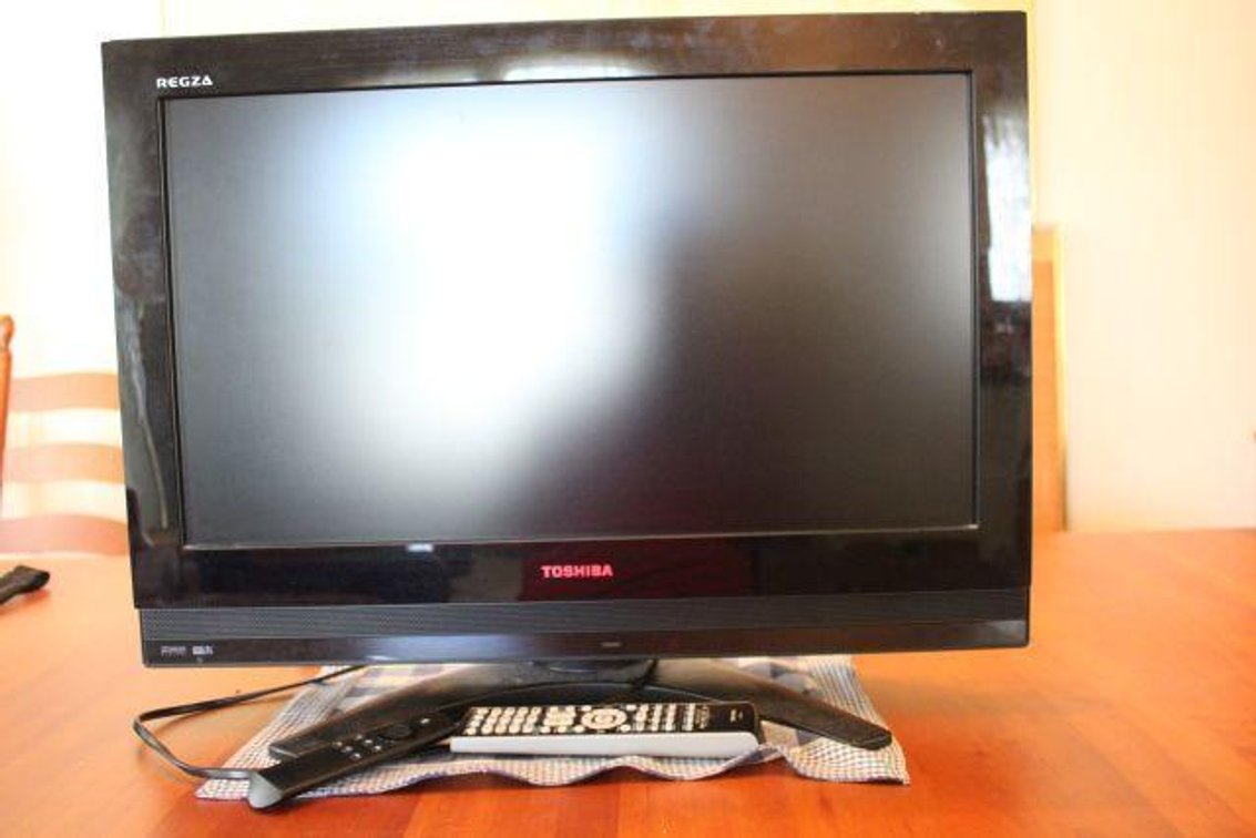 TOSHIBA TV W/ AMAZON FIRE STICK