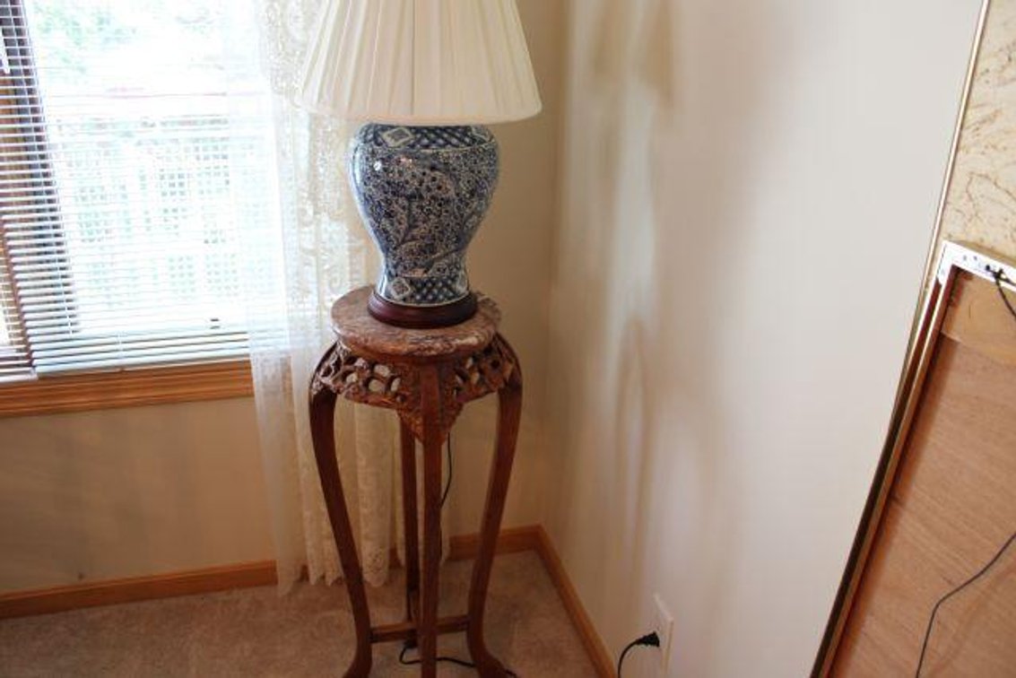 PEDESTAL AND LAMP