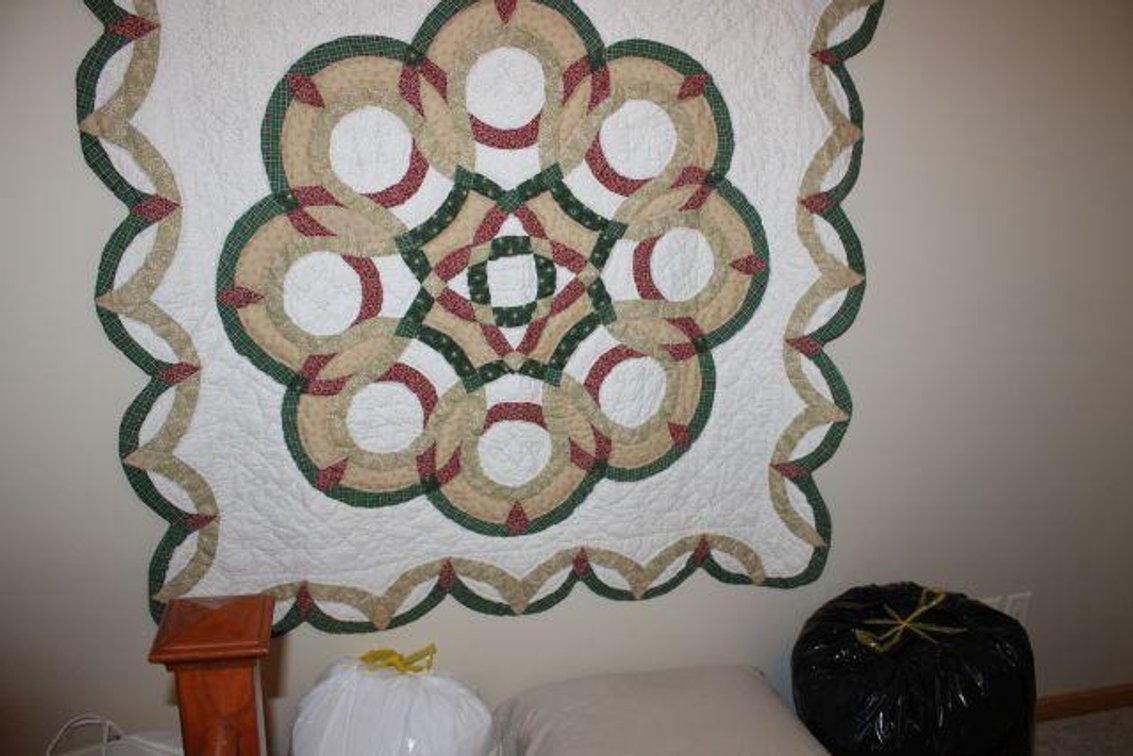 QUILTS AND LINENS 