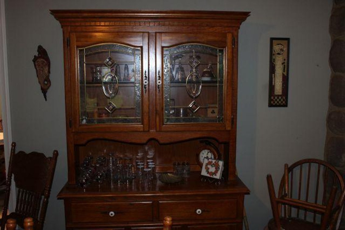 CHINA CABINET AND CONTENTES