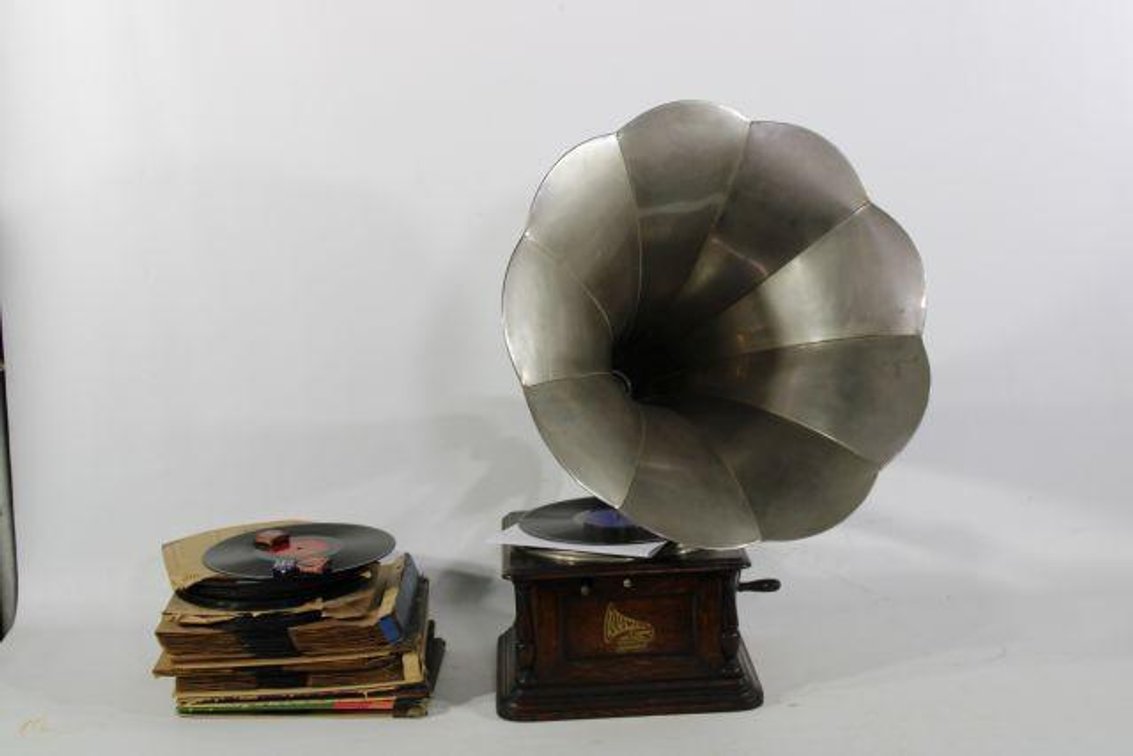 COLUMBIA GRAPHOPHONE W/ ALBUMS
