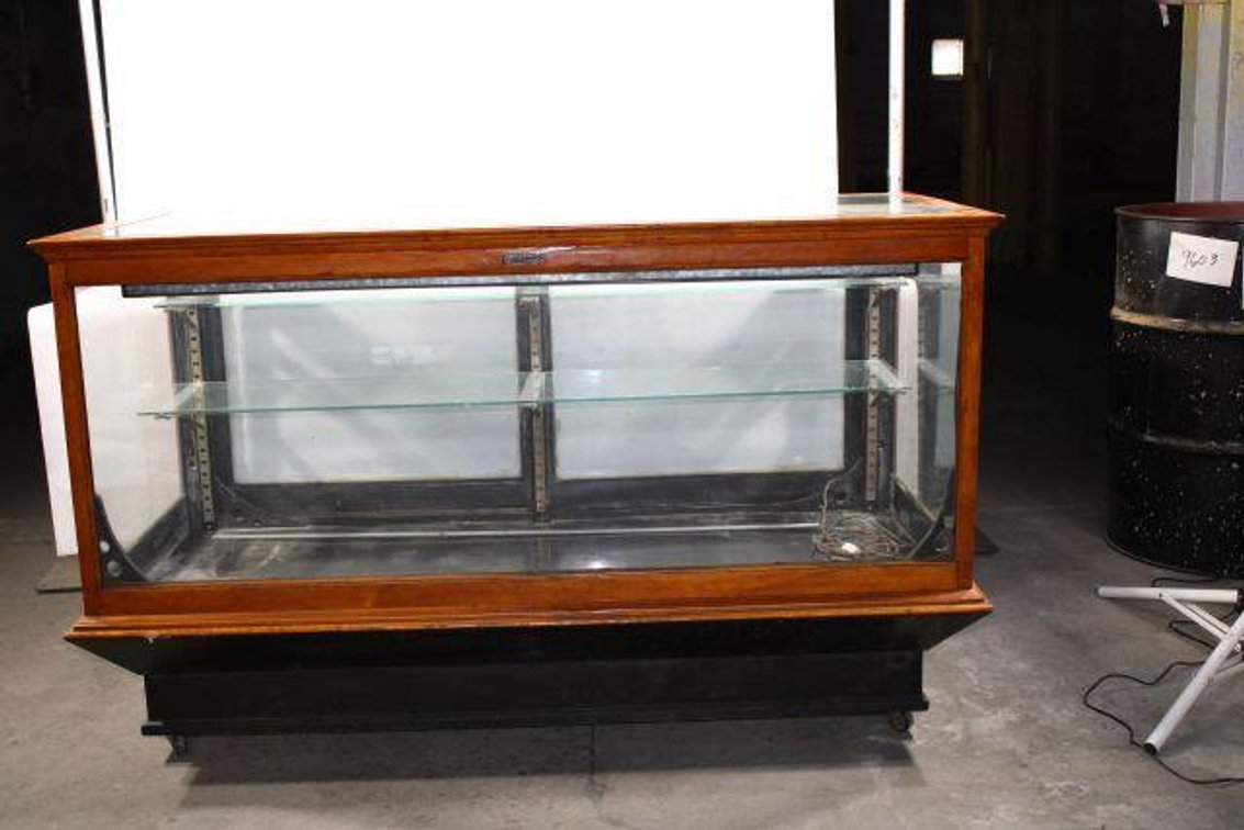 THE SUN MFG CO SHOW CASE