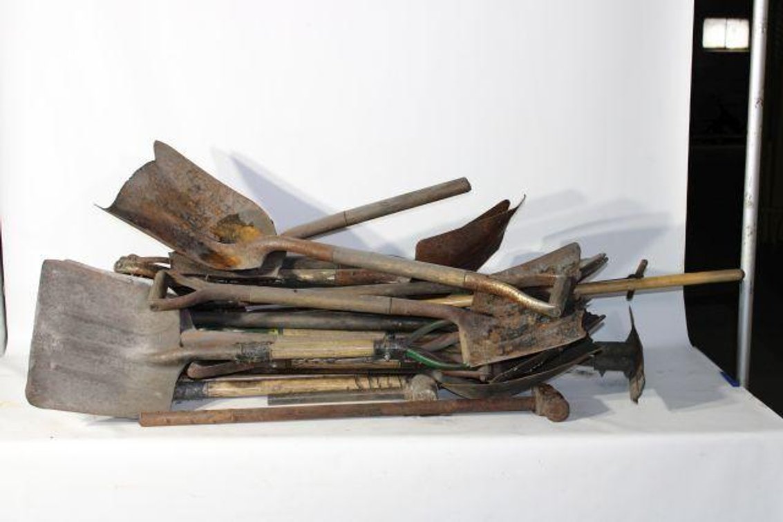 LONG HANDLE TOOLS W/ RACK