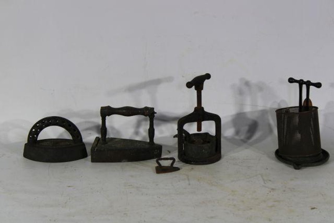 VARIOUS CAST IRON DECORATIONS 