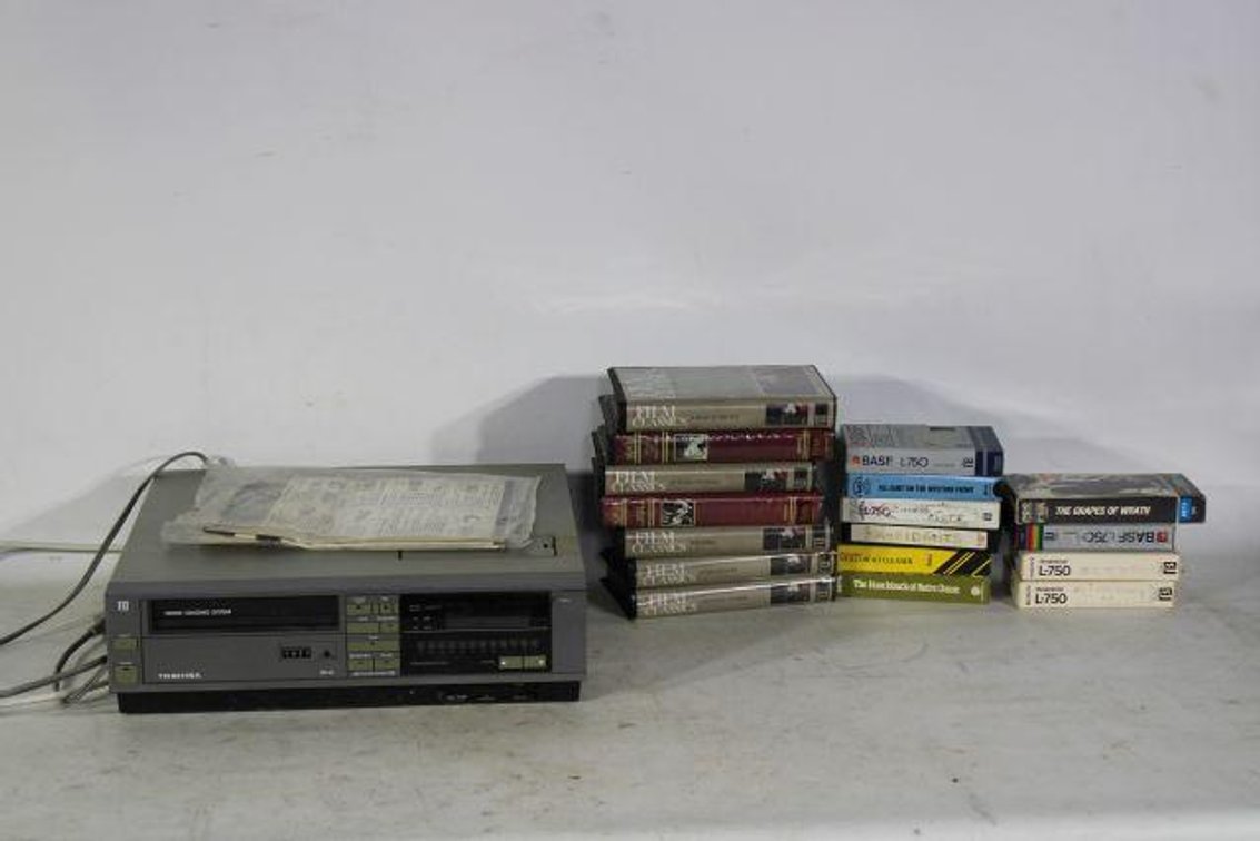 BETA VCR PLAYER WITH CASETTE FILMS