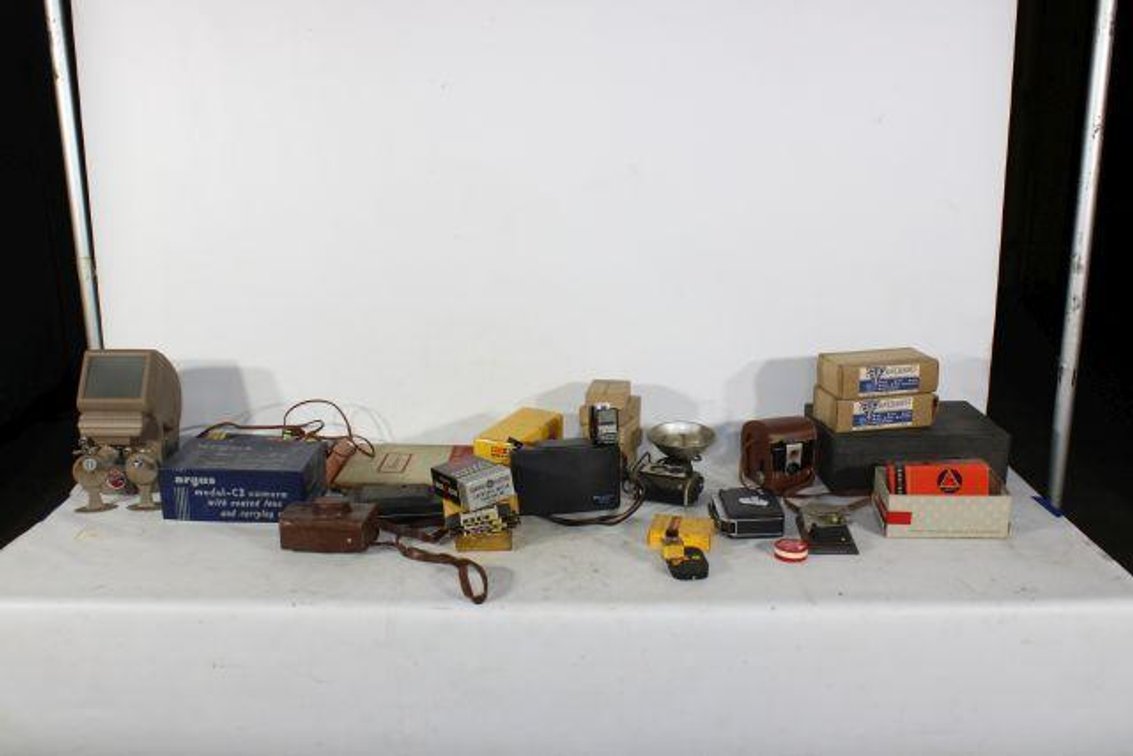 VINTAGE CAMERAS WITH FILM, PROJECTO EDITOR, PHOTOGRAPH BOOKS