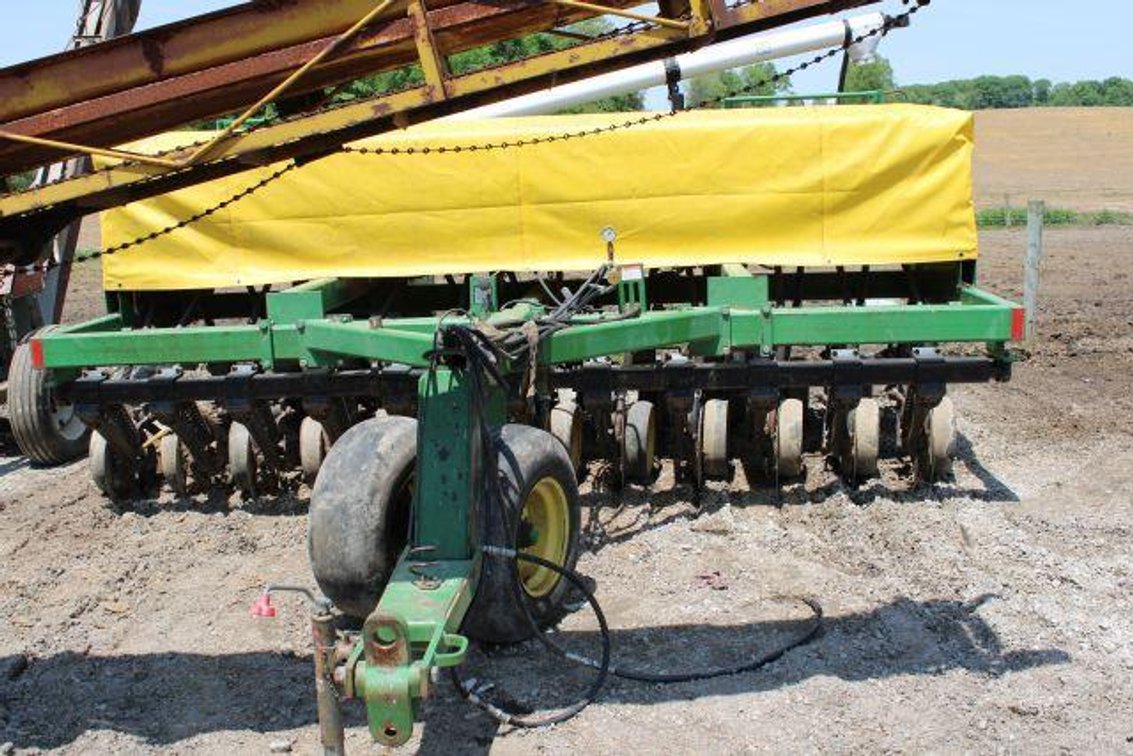 15' JOHN DEERE 750 GRAIN DRILL (Fredericktown Location)