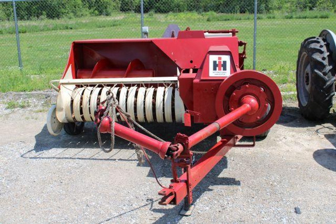 INTERNATIONAL 47 SQUARE BALER (Utica Location)