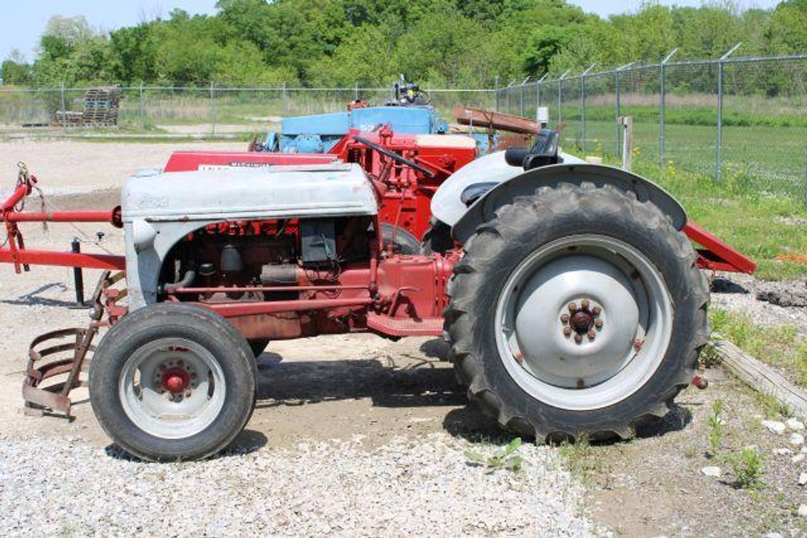 FORD 8N TRACTOR (Utica Location)