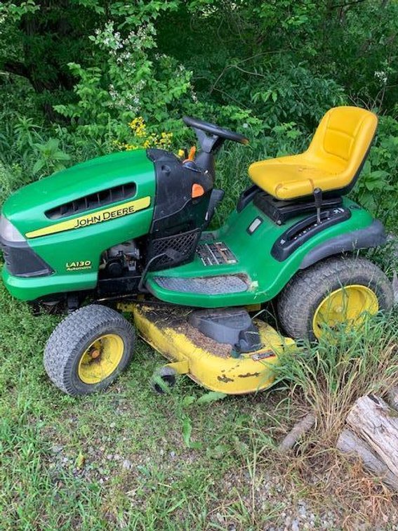 JOHN DEERE LA130 RIDING MOWER (Fredericktown)