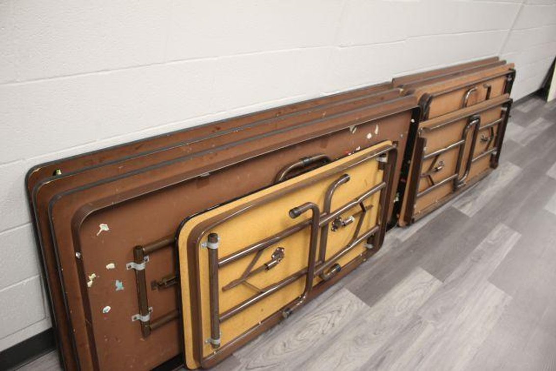 8 FOLDING TABLE (94)