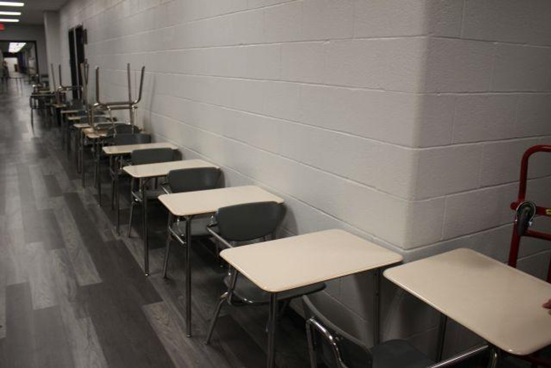 20 MATCHING STUDENT DESKS (94)