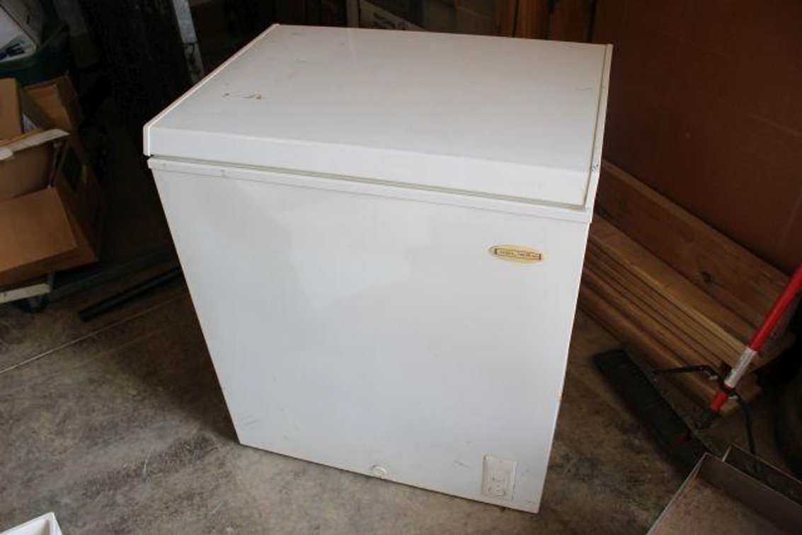 SMALL CHEST FREEZER