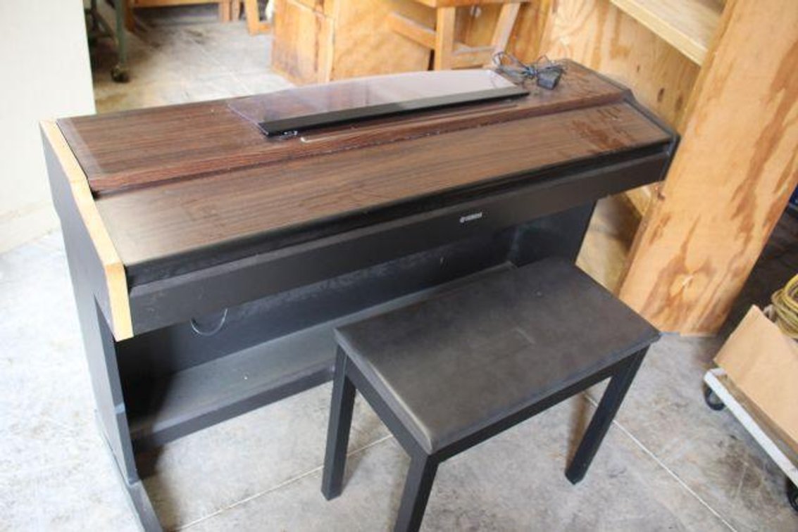 YAMAHA ELECTRIC PIANO