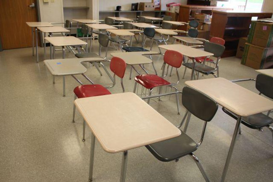 18 STUDENT DESKS (RM110)