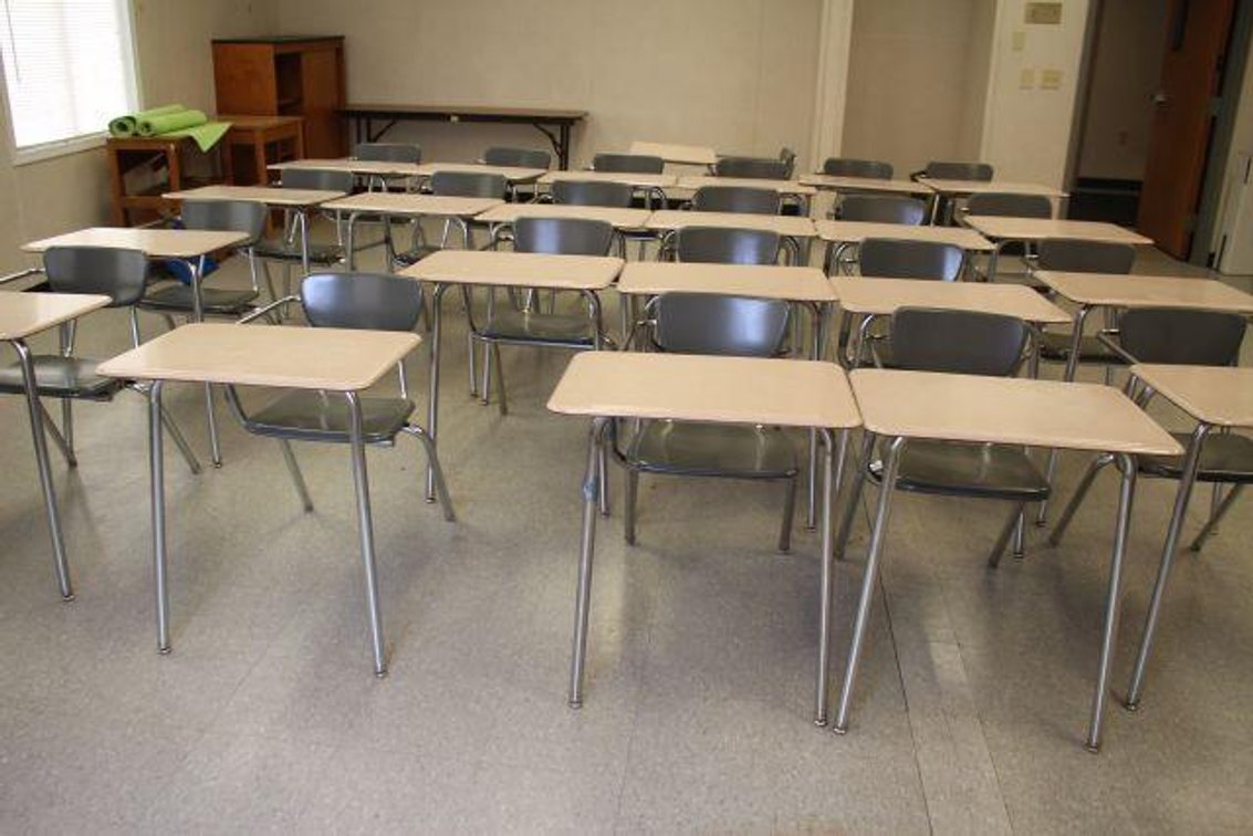 23 STUDENT DESKS (RM111)