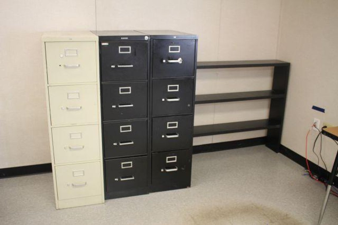 3 METAL FILE CABINETS & BOOKSHELF (RM114)