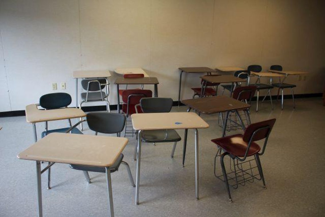 12 STUDENT DESKS (RM116)