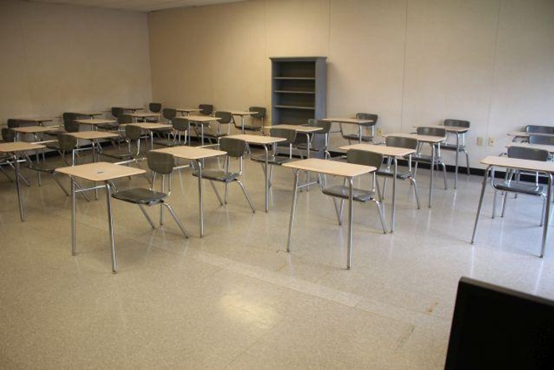 26 MATCHING STUDENT DESKS (RM117)