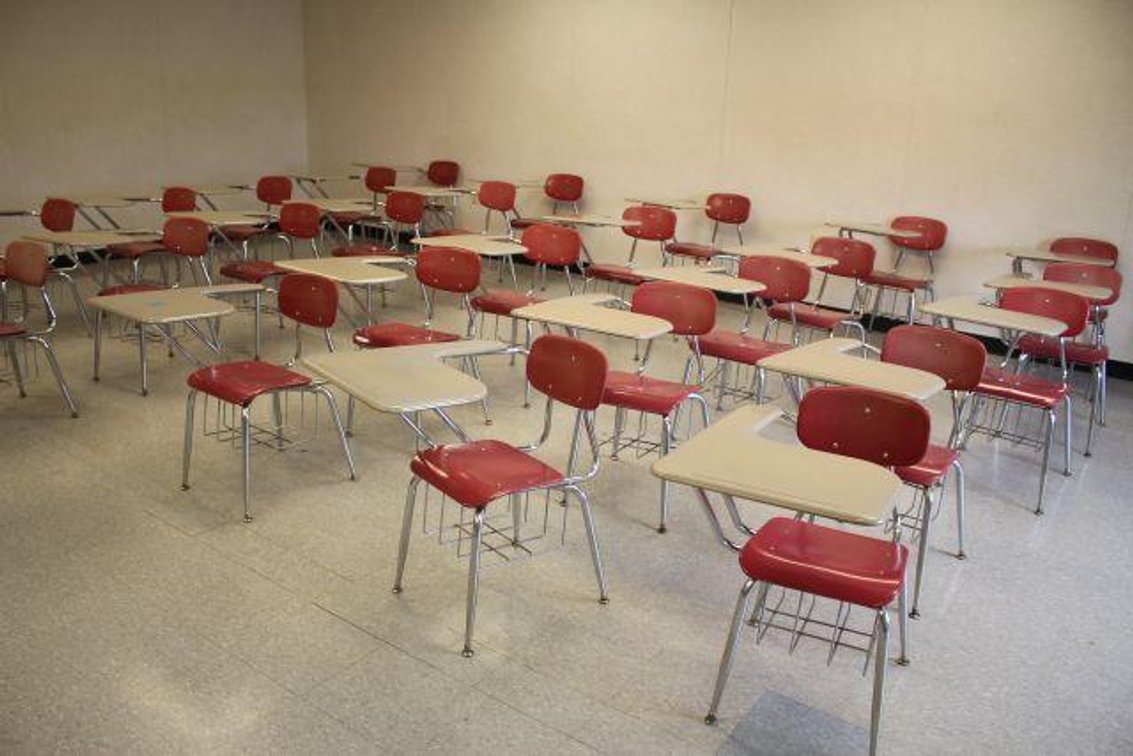 26 MATCHING STUDENT DESKS (RM119)