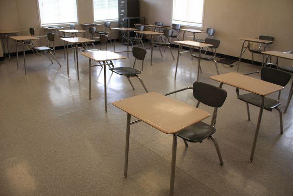 18 MATCHING STUDENT DESKS (RM120)