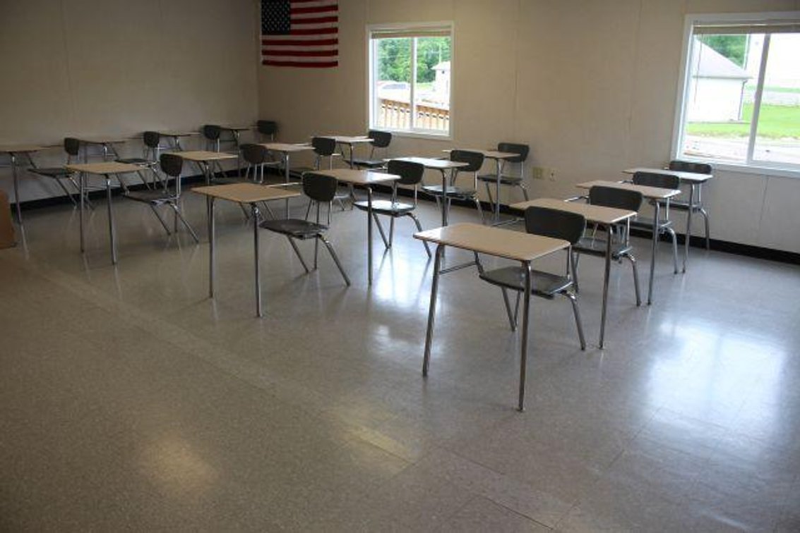 20 MATCHING STUDENT DESKS (RM121)