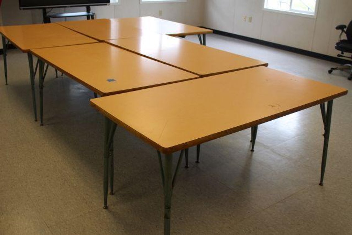 6 STUDENT TABLES (RM101)