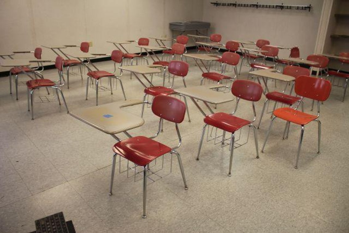 19 DESKS 1 CHAIR (RM106)