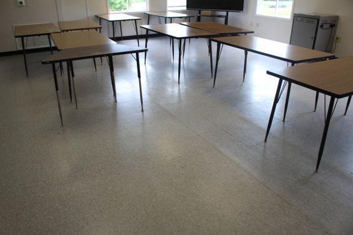 10 STUDENT TABLES (RM108)