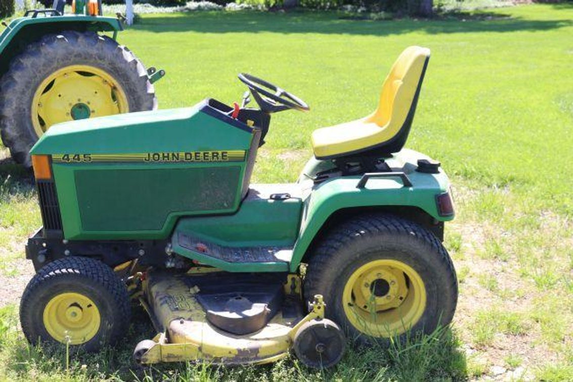 JOHN DEERE 445 RIDING MOWER 