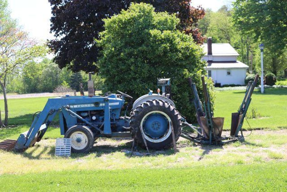 FORD 3000 TRACTOR W/ TREE SPADE 