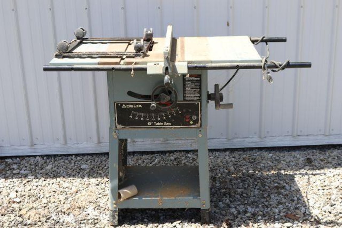 DELTA 10" TABLE SAW