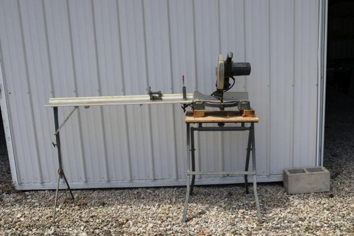 CRAFTSMAN 10" MITER SAW W/ STAND 