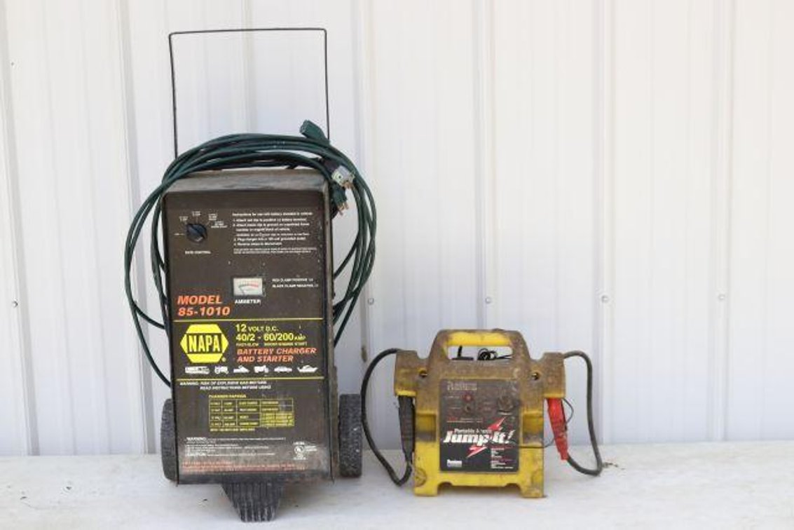 BATTERY CHARGER AND JUMP BOX