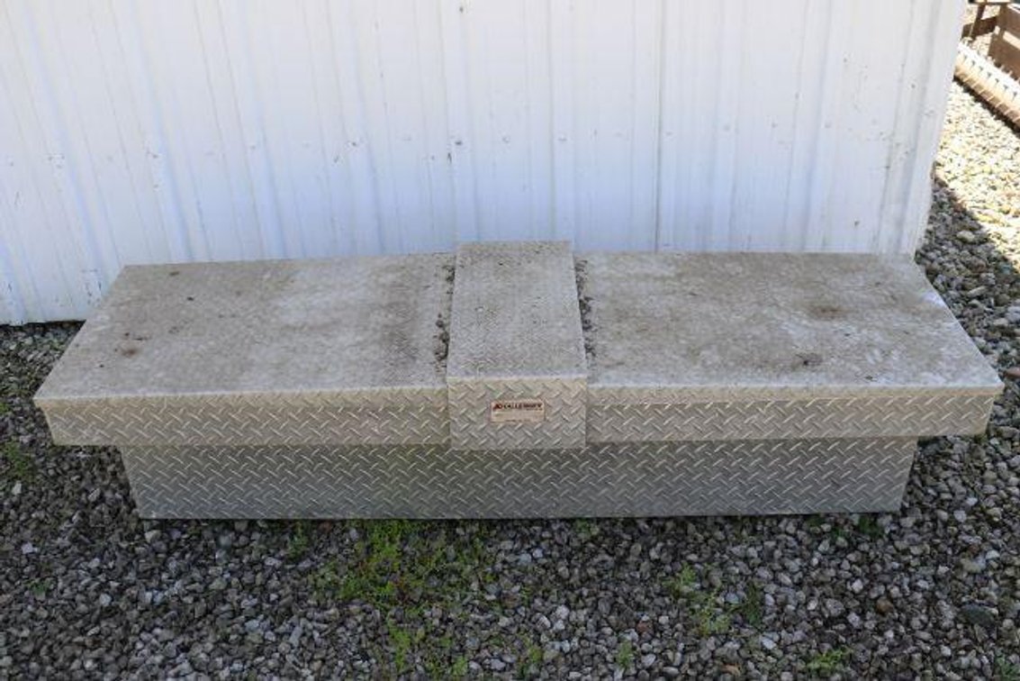 TRUCK BED TOOL BOX