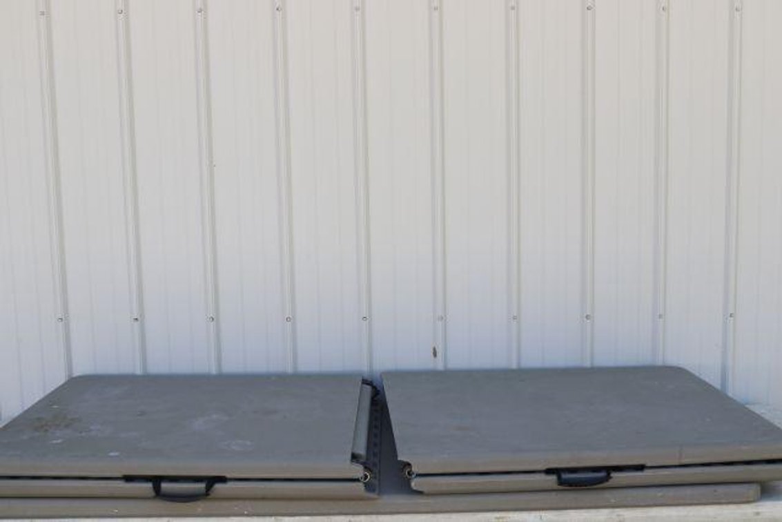 FOLDING TABLES