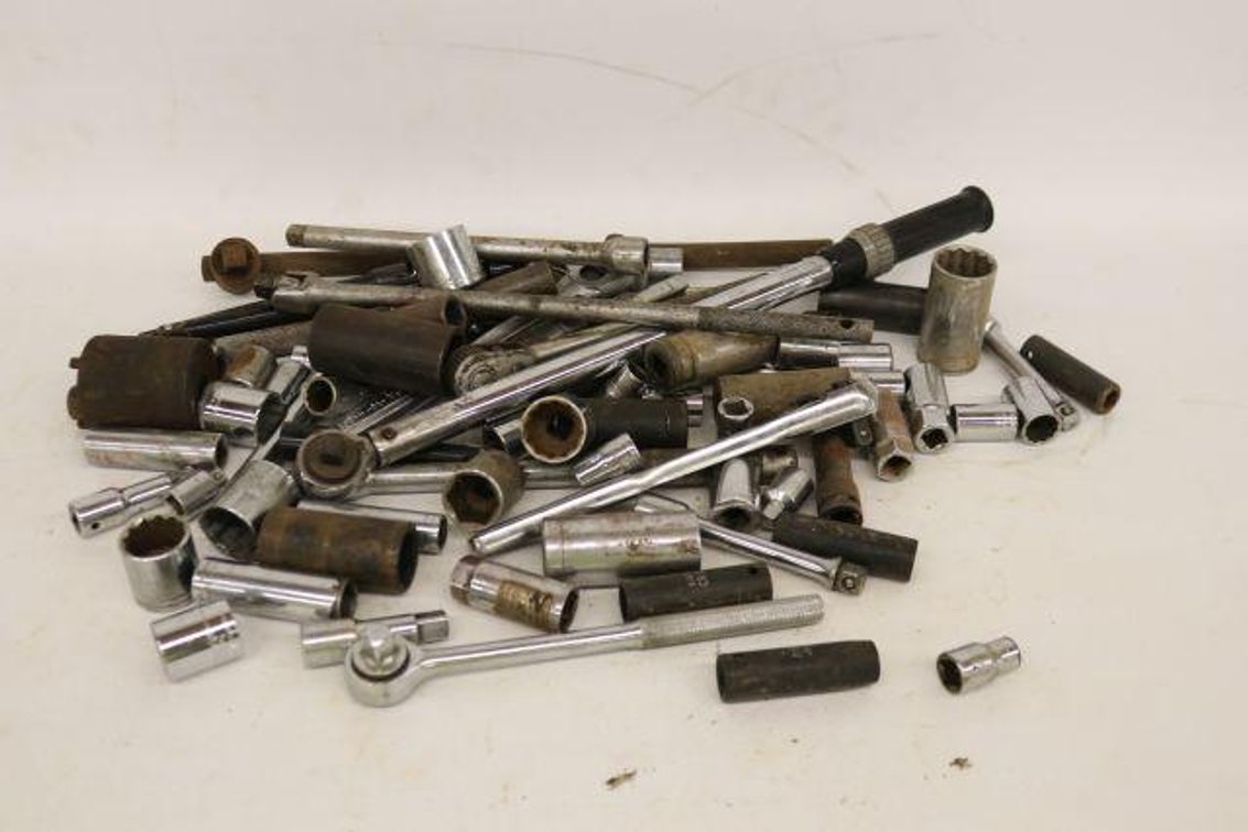 SOCKETS AND TORQUE WRENCH