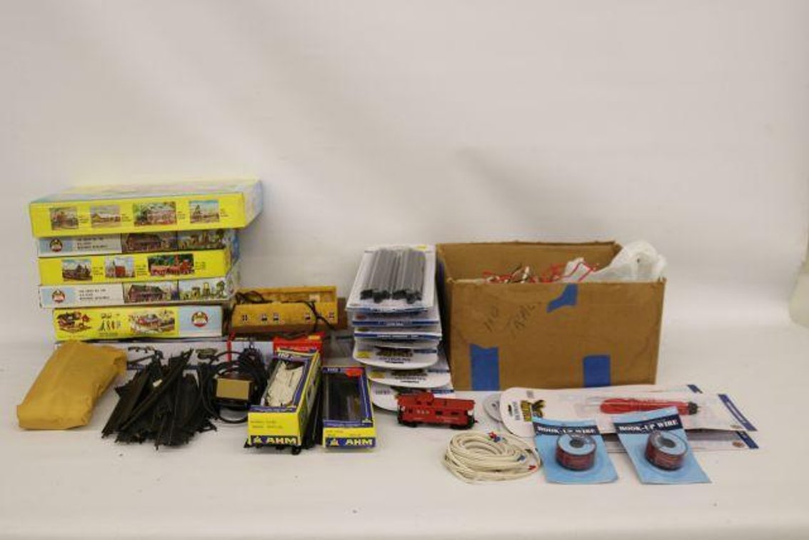 LARGE LOT OF TRAIN ACCESSORIES