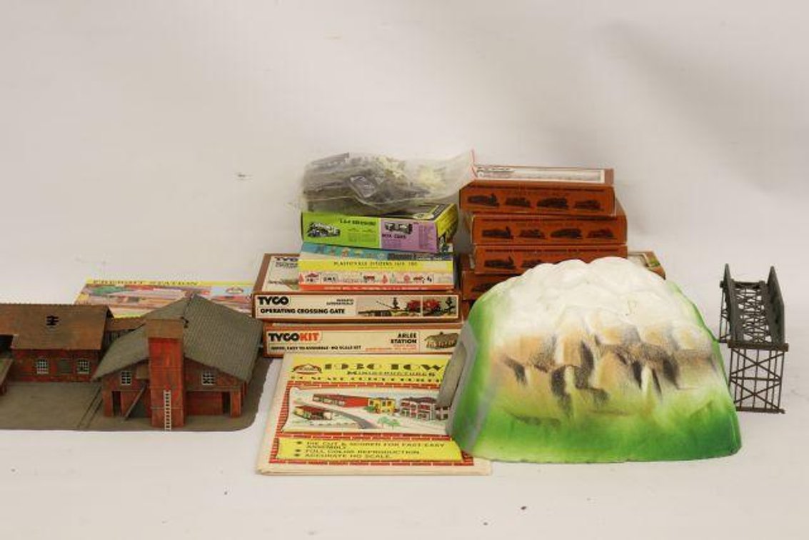 LARGE LOT OF TRAIN ACCESSORIES